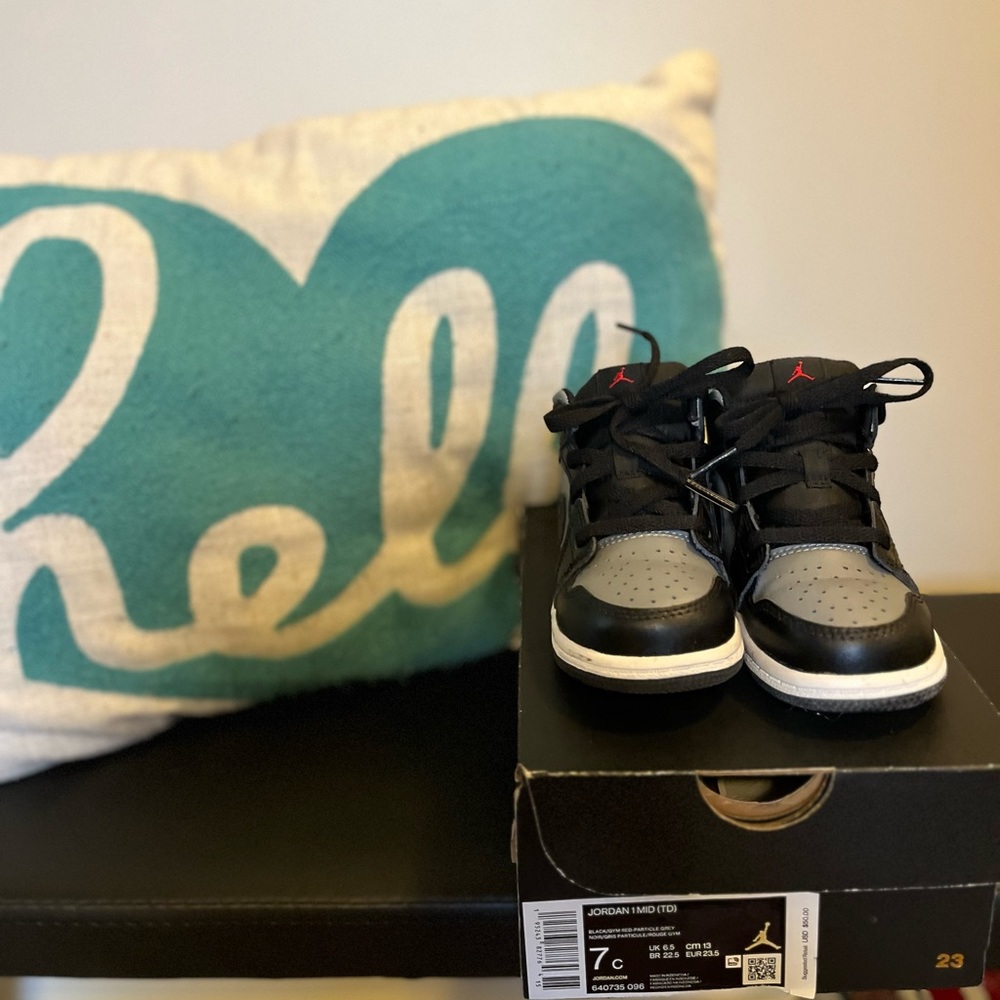 Barely worn Jordan 1s for toddler boy size 7C. Black and Gray